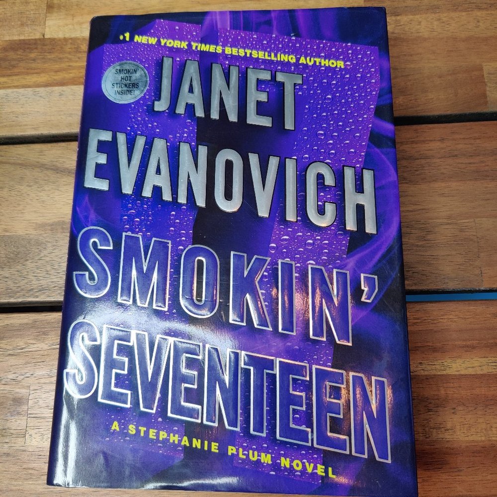 JANET EVANOVICH "SMOKIN' SEVENTEEN" HARDBACK BOOK